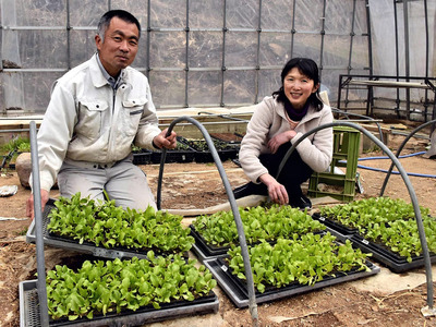 農水省時代からの同志で妻の奈央子（右）。これからも互いの夢の実現に向け、良きパートナーであり続けたいと願うばかりだ