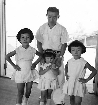 １９５７年の夏、父（後列）に水族館に連れて行ってもらった５歳の私（前列右）。姉（同左）、妹（同中央）と一緒に、母が手作りしたワンピースを着ている