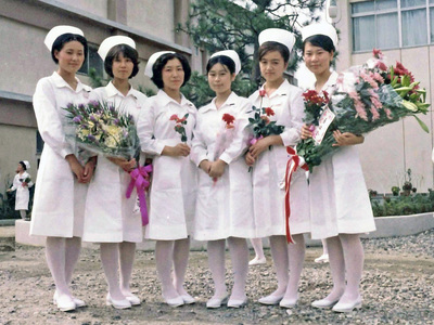 入学して半年ほどした１９７０年１０月、戴帽式に臨んだ。ナースキャップを初めて身に着け、同級生と記念撮影する私（中央左）