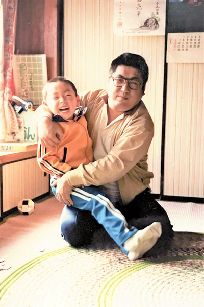 小学校入学前の頃の僕と父の写真。父のことが大好きだった