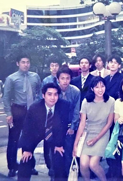 ２浪を経て入学した私大１年の頃の僕（左端）。当然だが、大学にまったくなじめなかった