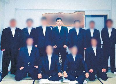 暴力団員だった頃の僕（後列中央）。どんなタイミングで撮影したかは忘れたが、祝いの席の記念写真だった