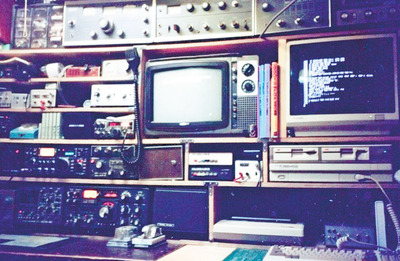 小学校高学年ごろの自宅の一室の様子。右にあるのが当時はやっていたＰＣ―８８０１ｍｋ２ＦＲというパソコン。無線機も並んでいる