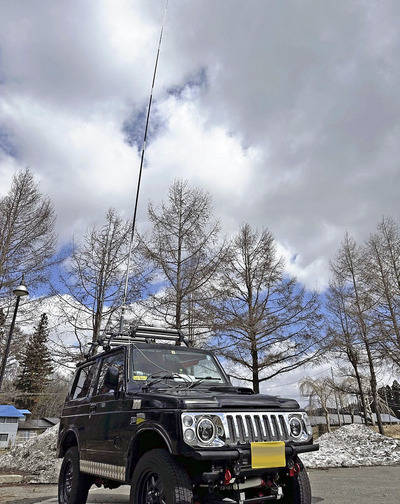 カーボン製の釣りざおは電気を通すためそのままアンテナになり、愛車に釣りざおを取り付けて無線をやっている。山の少し高い所だと愛知県ぐらいは普通につながったりする