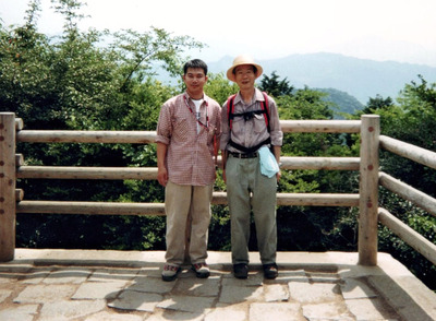 恩師の国井先生（右）と高尾山登山に行った際の２ショット。国井先生からはいろいろな場面で多くの言葉を頂いた