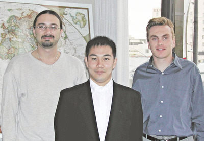 ２００２年にセキュリティーフォーカス社を訪問した際に共同創業者の２人と撮った写真。左が最高技術責任者のＥｌｉａｓ　Ｌｅｖｙ（Ａｌｅｐｈ　Ｏｎｅ）氏、右がサービスの開発運営責任者のＯｌｉｖｅｒ　Ｆｒｉｅｄｒｉｃｈｓ氏