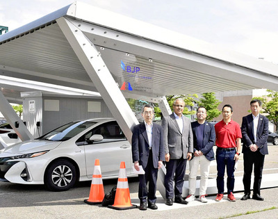 太陽光発電システムを搭載したカーポートは、会津大、バンプージャパンと連携して開発した