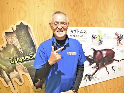 ヘラクレスオオカブトを手にする私。昆虫博士ではないけれど、昆虫愛だけは負けないと思ってやってきた