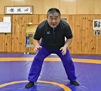 リングで構えると常に気が引き締まる。レスリングでは相手に隙を見せず、一歩踏み出す姿勢が大切だ