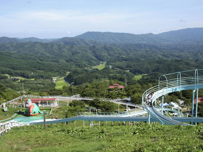 オープン当初のムシムシランドにあった滑り台「スカイローラー４００」。現在はなくなってしまったが、ほかにも子どもから大人まで楽しめる数多くの設備があった