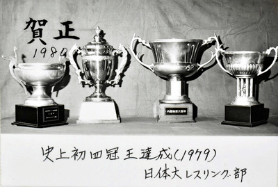 大学４冠のトロフィー写真を載せたはがき。日体大ＯＢは指導者や審判として活躍する人も多く、レスリング振興のための大切な仲間だ