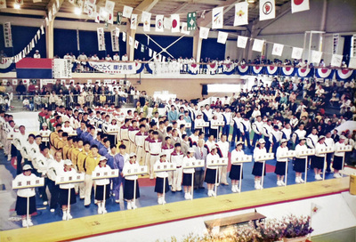 ふくしま国体レスリング競技の会場に集う選手ら。地元の声援が選手の背中を押してくれ、総合優勝に結び付いた＝１９９５年