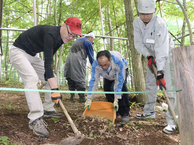 カブトムシ自然観察園の再開に向け、除染作業の一環として落ち葉を取り除く私（左）。幼虫の放射性物質検査を行うなど安全性の確保を徹底した