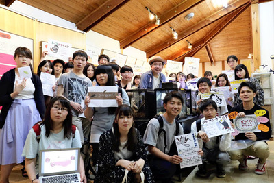 「世界三大奇蟲展」を監修した鈴木おさむさん（奥中央）と、ポップをデザインした国際アート＆デザイン大学校（郡山市）の学生ら。彼らのおかげで多くの人が来場してくれた