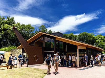 昨年７月にオープンした昆虫館。ヘラクレスオオカブトなど珍しい昆虫を飼育する様子を見ることができる。幼虫掘り出し体験も人気となっている