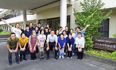 特別養護老人ホームなどを手がける「ハートフルなこそ」で理事長を務める私（前列左から５人目）。幼少期に思い描いていた姿とは全く異なる日々を歩んでいる