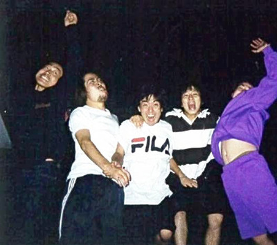 １日平均１２時間以上の勉強生活を送っていた浪人生時代の私（左）。しんどい日々を乗り越えられたのも、ふざけ合いながら励まし合える仲間がいたからこそだった