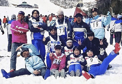 スキーサークルに所属していた大学時代の私（前列左）。シーズン中にかかる合宿費用などを稼ぐため、アメ横でアルバイトに精を出す日々を送っていた