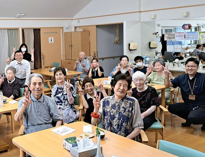 管理者として初めて人の上に立つことになった介護施設「ケアサポート慶（よろこび）」の利用者と社員たち。経営を託された当時は社業に加えＳＡＤ（社交不安障害）の克服も目指した