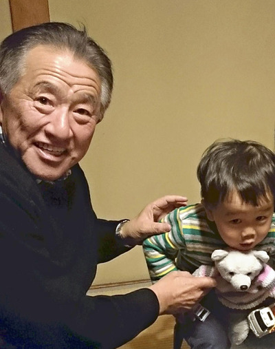 私の恩人であり第二の父ともいえる佐久間氏（左）。人を引き付ける力、経営センス、気配りの細やかさ。私にとって全てが規格外の人だった