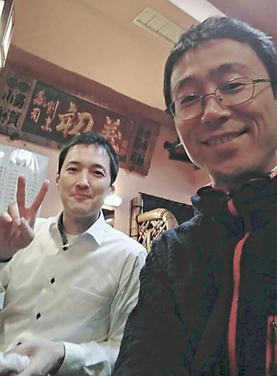 先代社長という大きな後ろ盾を失った私（右）と写真に納まる細貝氏。彼の協力なくしてはコロナ禍における新規事業の立ち上げは不可能だった