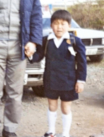 父と手をつなぐ幼少期の私。父と一緒に遊んだ記憶は多くはないが、多くの人たちが父との思い出を聞かせてくれる