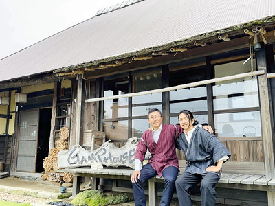 古民家ゲストハウス「ＧＡＭＰ　ＨＯＵＳＥ」を営む高校時代の同級生新妻氏（右）と私。学校になじめない子どもたちのためのフリースクール設立など、共に夢を追っている