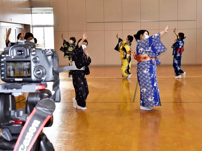 五箇音頭の動画を撮影する住民たち。新聞にも大きく取り上げてもらい、感謝の気持ちでいっぱいだ