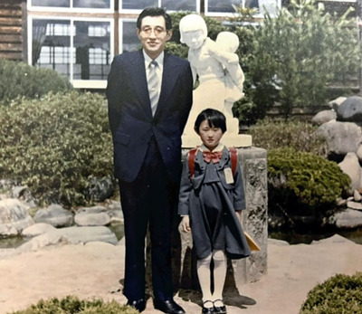私が綾子（右）と２人で撮った唯一の写真。この日は入学式だった。とてもかわいくて賢い子だった