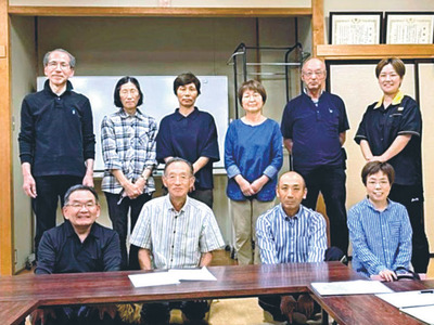 住みよい五箇をつくる会のメンバー（前列左から２人目が私）。最盛期に比べ人数は減ってしまったが、これからも会員の力を合わせて五箇地区の文化を守り、地域活性化に努めていきたい