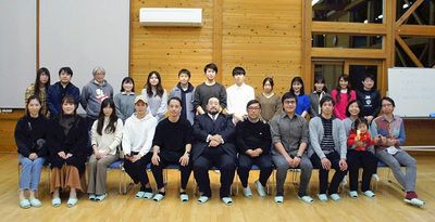 福島前進団のメンバーらと川内村のいわなの郷を訪れた私（後列右から４人目）。１泊２日の研修で浪江町など被災地を視察し、復興へと歩む浜通りの今に触れた