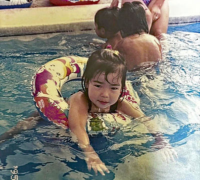 プールで遊ぶ４歳ごろの私。幼少期はさまざまな習い事をこなしつつアイドルに夢中で、愛犬と過ごすのも大好きな時間だった
