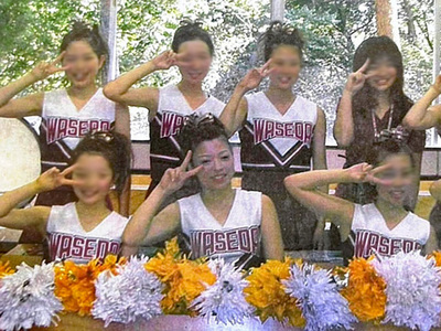 高校時代、チアに打ち込んでいた私（前列中央）。大学に進んでチアを続けたいと思う子もいて、礎となれる部活動をつくることができたのはいい経験だったし、今でも誇りに思う（画像の一部を加工しています）