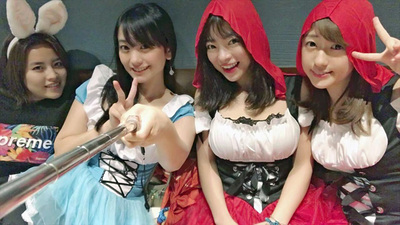 東京で芸能活動をしていた時代に友人らと写真を撮る私（中央右）。母とのつらい別れを経験しながらも夢に向かって奮闘していた