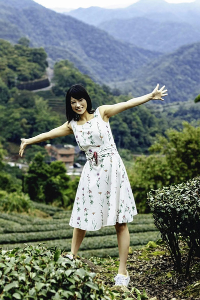 台湾の広大な茶畑でＰＲ動画を撮影した。芸能活動が軌道に乗り始め、活動の幅を広げていった。この場所は観光スポットとしても有名で、台湾人カメラマンの薄李凡さんに撮影してもらった