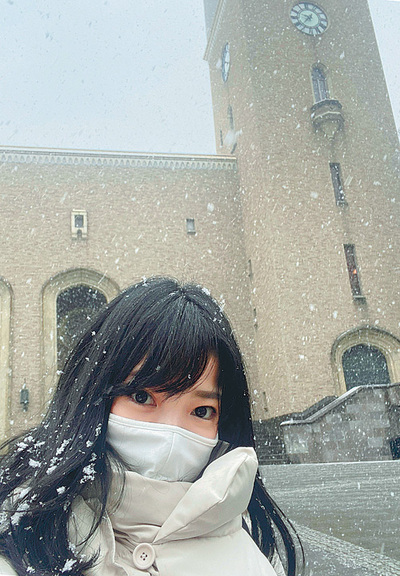 復学した冬、早稲田大のシンボルである大隈講堂前で。復学後はひたすら図書館にこもり、予習にも時間をかけて積極的に講義を受けた