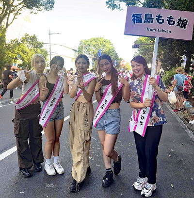 いわき市でのイベントに参加した（左から）アイゴ、ファーファ、ルーシー、ペイペイと私。台湾と日本の２拠点で活動し、月１回ほど来日している。メンバー全員日本語を猛勉強中だ