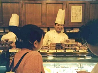 修業時代に店頭に立つ私。小さい店舗だが全国的に人気なお店で、客足が途切れることがなかった。苦しい時もお客さんの笑顔を見ると、心も体も軽くなった