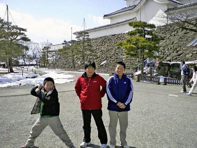 旅行先の鶴ケ城で、兄２人と一緒に写真に納まる小学生の私（左）。野球好きで活発な少年だった