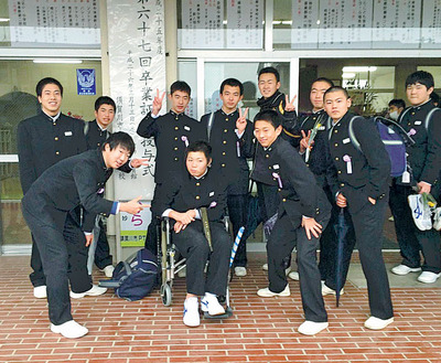 須賀川一中の卒業式に車いすで出席した私（中央手前）。少しでも回復したくて、必死にリハビリに取り組んでいた