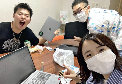 ツナガリのメンバーと活動する私（左）。障害を抱えるスタッフも含め、それぞれが自分の個性や技能を生かして働いている