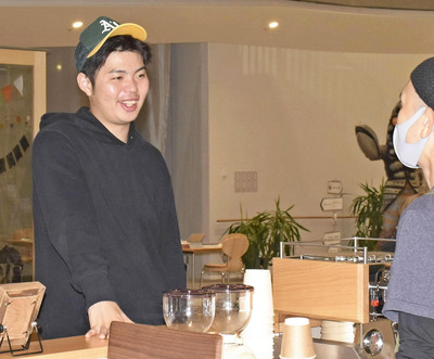 須賀川市民交流センター「テッテ」内の行きつけのカフェで談笑する私（左）。自分を育ててくれた地元から、障害のイメージを変えていきたい