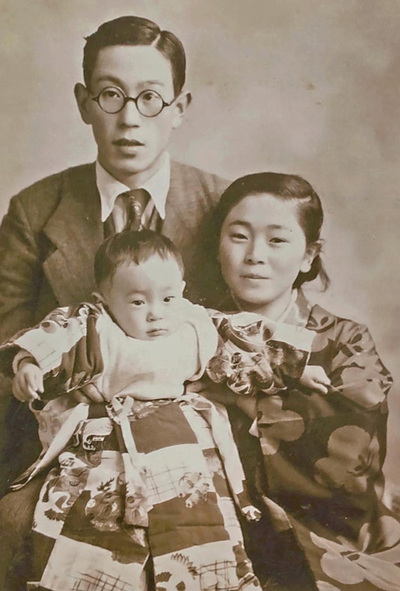 佐久間建設工業２代目の父源次郎と母蝶子に抱かれる幼い頃の私