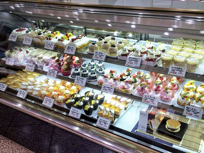 「ル・ベール」時代のショーケース。斬新でおしゃれなケーキを作り続けることを心がけた