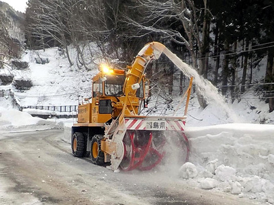 宮下地区で行われる除雪作業。同地区では現在でも共同受注で作業の円滑化などを図っている
