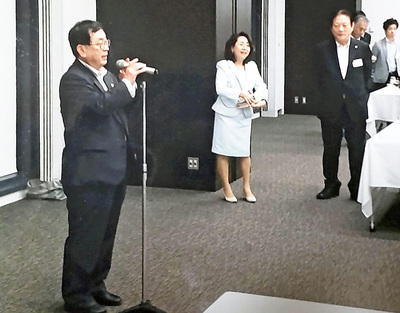 建設トップランナー倶楽部の会合であいさつする私（左）。右にいる女性が私がクラブに入るきっかけとなった米田さん