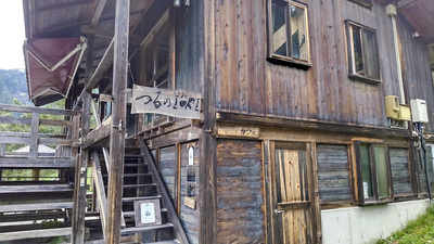 佐久間建設工業近く、只見川を眺める「つるのＩＯＲＩカフェ」。板倉構法を採用したモデル住宅として建設された