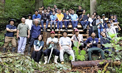 今年の実地研修に参加した東北芸術工科大の学生や社員と私（前列中央）。縁を大切にして「地域と共に生きる」企業を目指していきたい