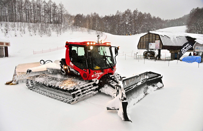 エンジン音を響かせながらコースを整備する圧雪車＝北塩原村・グランデコスノーリゾート（吉田義広撮影）