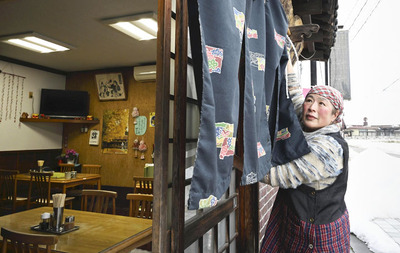 のれんを掛ける大竹さん。店内は懐かしさが漂う（矢内靖史撮影）
